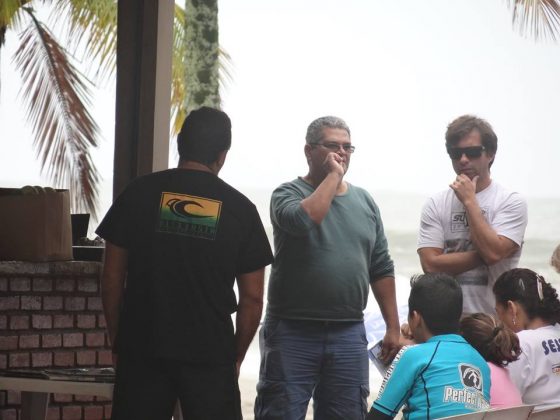 surfistas prestigiam Em comemoração ao Dia da Independência, alunos da Escola de Surf de São Vicente participam de palestras e limpeza da praia. Foto: Robertha de Carvalho.