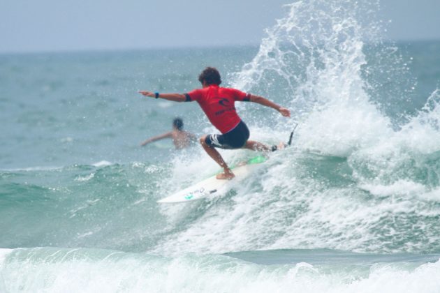 Theo_Fresia3 Rip Curl Guarujaense, Praia do Tombo, Guarujá. Foto: Nancy Geringer.