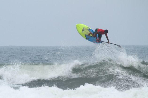 Luiz Diniz Rip Curl Guarujaense, Praia do Tombo, Guarujá. Foto: Nancy Geringer.