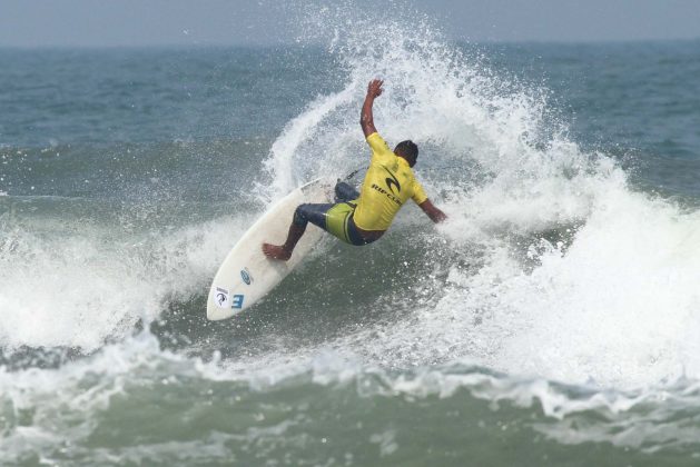 Ricardo Silva Rip Curl Guarujaense, Praia do Tombo, Guarujá. Foto: Nancy Geringer.