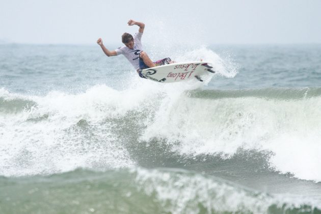 Vitor Mendes Rip Curl Guarujaense, Praia do Tombo, Guarujá. Foto: Nancy Geringer.