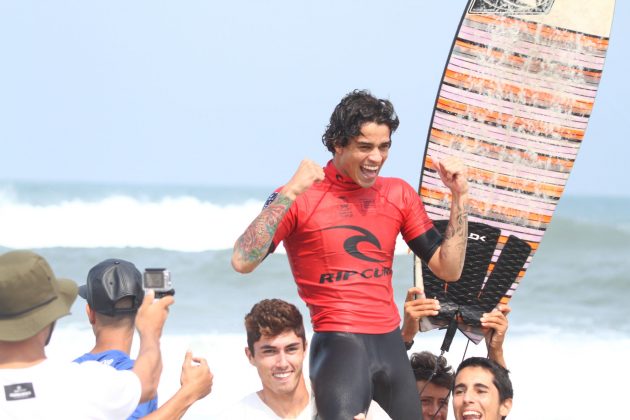 Wesley Moraes Rip Curl Guarujaense, Praia do Tombo, Guarujá. Foto: Nancy Geringer.