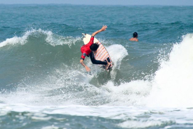 Wesley Moraes Rip Curl Guarujaense, Praia do Tombo, Guarujá. Foto: Nancy Geringer.