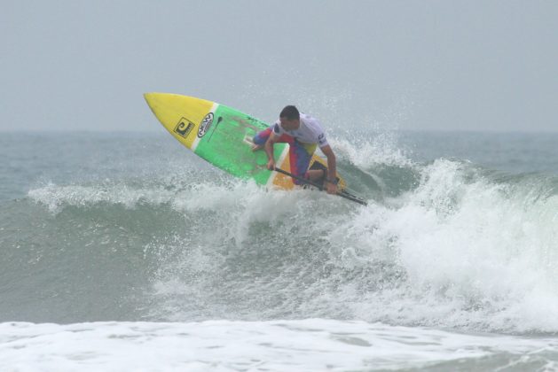 Wallace Morris. 2ª etapa do Rip Curl Guarujaense de Surf, na Praia do Tombo?. Foto: Nancy Geringer.