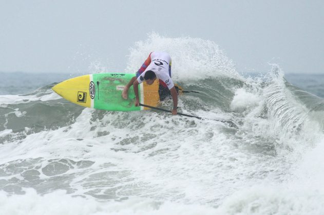 Wallace Morris. 2ª etapa do Rip Curl Guarujaense de Surf, na Praia do Tombo?. Foto: Nancy Geringer.