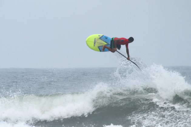 Luiz Diniz. 2ª etapa do Rip Curl Guarujaense de Surf, na Praia do Tombo?. Foto: Nancy Geringer.