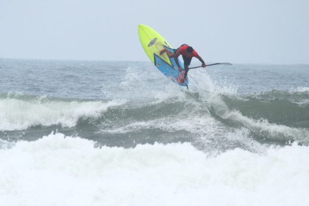 Luiz Diniz. 2ª etapa do Rip Curl Guarujaense de Surf, na Praia do Tombo?. Foto: Nancy Geringer.