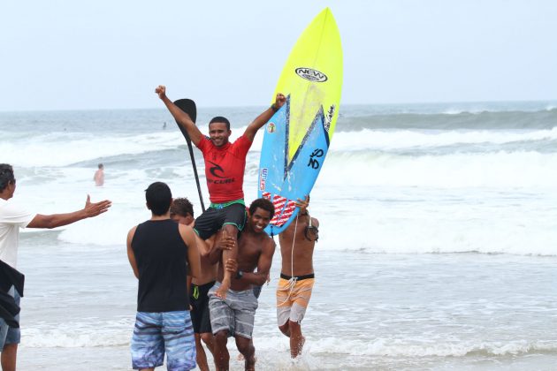 Luiz Diniz. 2ª etapa do Rip Curl Guarujaense de Surf, na Praia do Tombo?. Foto: Nancy Geringer.