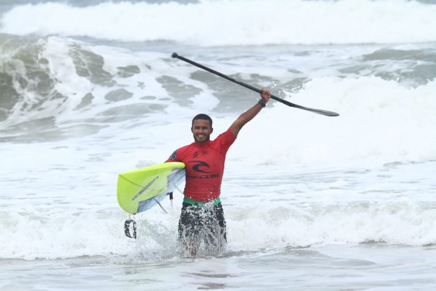 Luiz Diniz. 2ª etapa do Rip Curl Guarujaense de Surf, na Praia do Tombo?. Foto: Nancy Geringer.