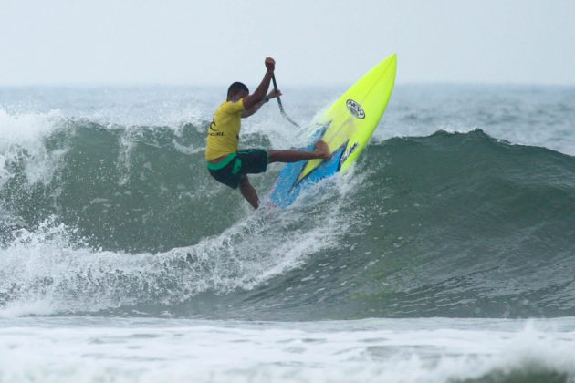 Luiz Diniz. 2ª etapa do Rip Curl Guarujaense de Surf, na Praia do Tombo?. Foto: Nancy Geringer.