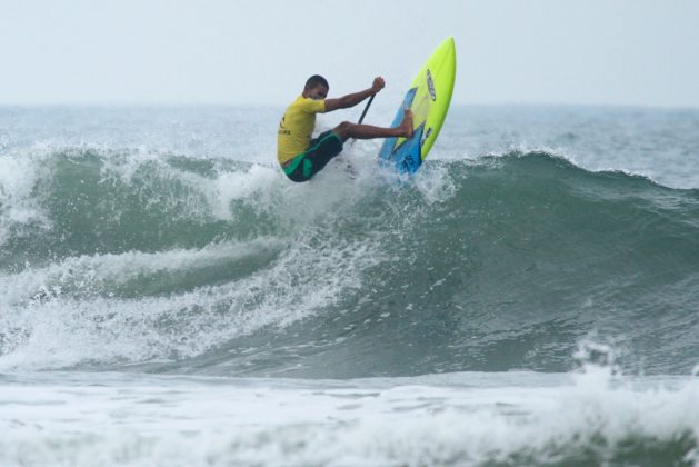 Luiz Diniz. 2ª etapa do Rip Curl Guarujaense de Surf, na Praia do Tombo?. Foto: Nancy Geringer.