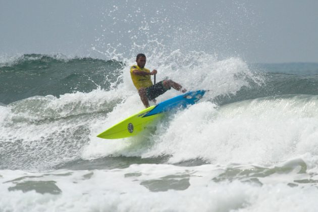 Luiz Diniz. 2ª etapa do Rip Curl Guarujaense de Surf, na Praia do Tombo?. Foto: Nancy Geringer.