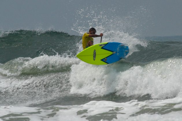 Luiz Diniz. 2ª etapa do Rip Curl Guarujaense de Surf, na Praia do Tombo?. Foto: Nancy Geringer.