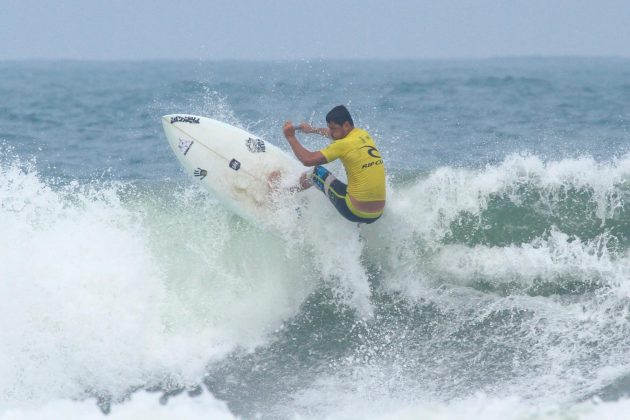 Erick Myiakawa. 2ª etapa do Rip Curl Guarujaense de Surf, na Praia do Tombo?. Foto: Nancy Geringer.