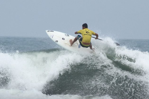 Erick Myiakawa. 2ª etapa do Rip Curl Guarujaense de Surf, na Praia do Tombo?. Foto: Nancy Geringer.