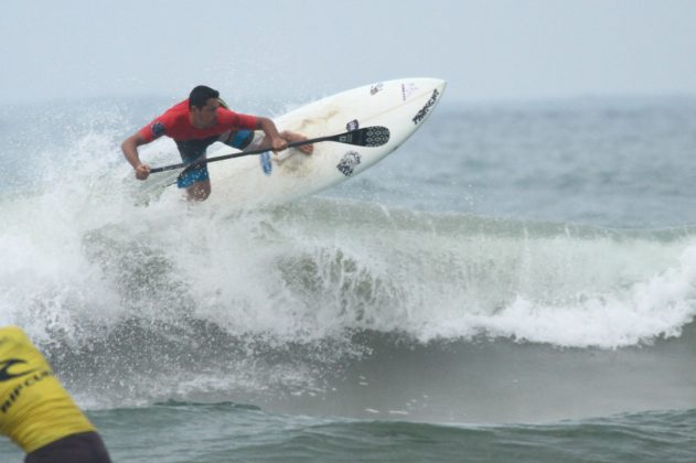 Erick Myiakawa. 2ª etapa do Rip Curl Guarujaense de Surf, na Praia do Tombo?. Foto: Nancy Geringer.