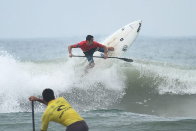 Erick Myiakawa. 2ª etapa do Rip Curl Guarujaense de Surf, na Praia do Tombo?. Foto: Nancy Geringer.