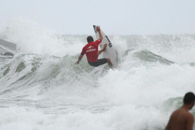 Thiago Camarão, Maresia Paulista de Surf Profissional 2015, Pitangueiras, Guarujá. Foto: João Carvalho.