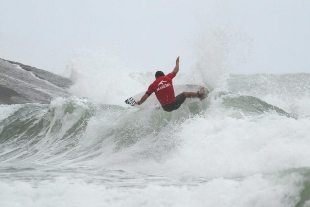 Thiago Camarão, Maresia Paulista de Surf Profissional 2015, Pitangueiras, Guarujá. Foto: João Carvalho.