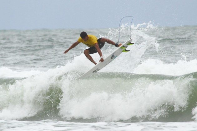 Messias Félix , Maresia Paulista de Surf Profissional 2015, Pitangueiras, Guarujá. Foto: João Carvalho.