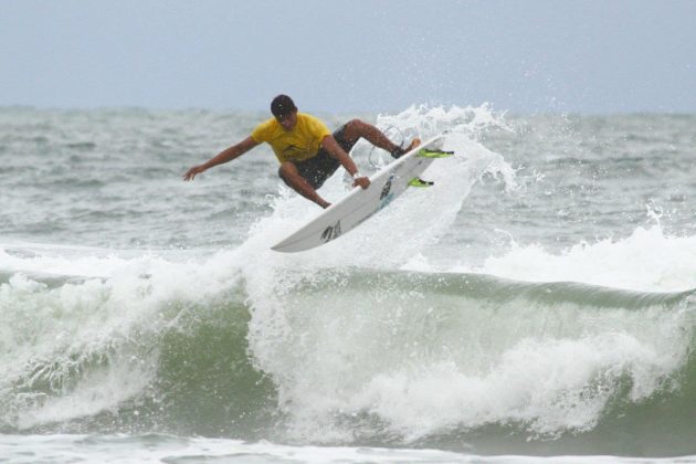 Messias Félix , Maresia Paulista de Surf Profissional 2015, Pitangueiras, Guarujá. Foto: João Carvalho.