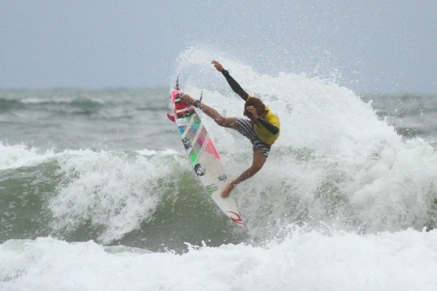 Samuel Pupo , Maresia Paulista de Surf Profissional 2015, Pitangueiras, Guarujá. Foto: João Carvalho.