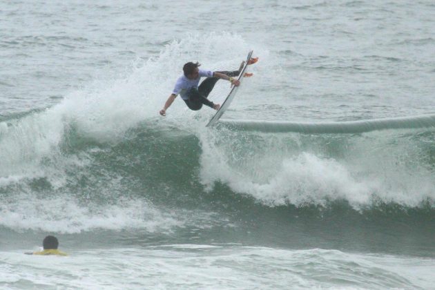 Tales Araújo , Maresia Paulista de Surf Profissional 2015, Pitangueiras, Guarujá. Foto: João Carvalho.