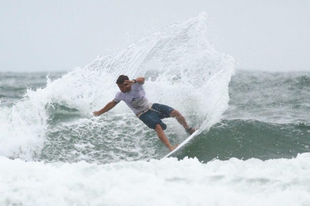 Thiago Guimarães , Maresia Paulista de Surf Profissional 2015, Pitangueiras, Guarujá. Foto: João Carvalho.