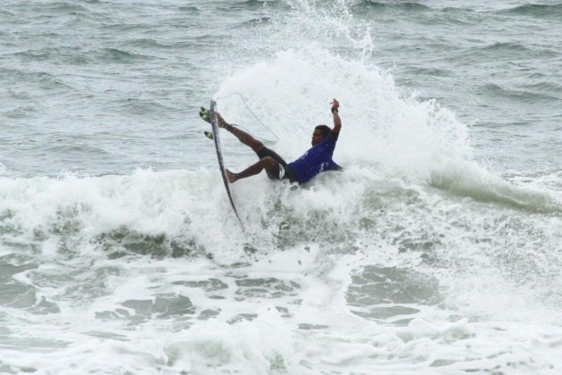 Victor Bernardo , Maresia Paulista de Surf Profissional 2015, Pitangueiras, Guarujá. Foto: João Carvalho.