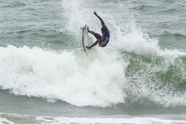 Victor Bernardo , Maresia Paulista de Surf Profissional 2015, Pitangueiras, Guarujá. Foto: João Carvalho.