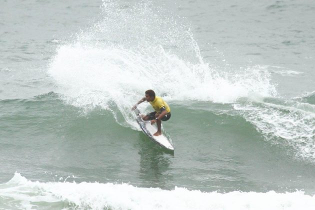 Victor Bernardo , Maresia Paulista de Surf Profissional 2015, Pitangueiras, Guarujá. Foto: João Carvalho.