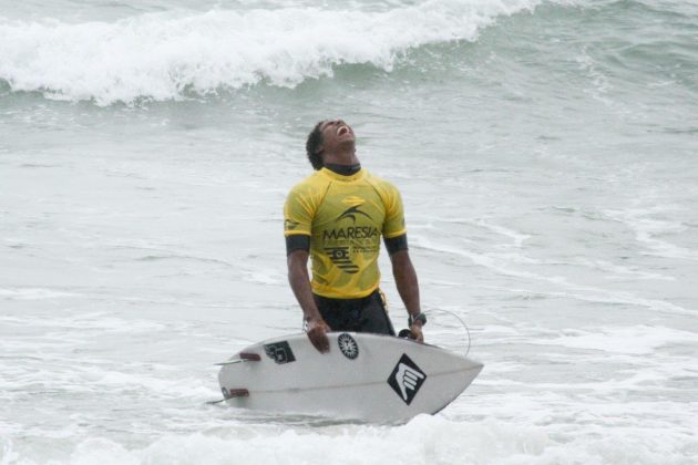 Victor Bernardo , Maresia Paulista de Surf Profissional 2015, Pitangueiras, Guarujá. Foto: João Carvalho.