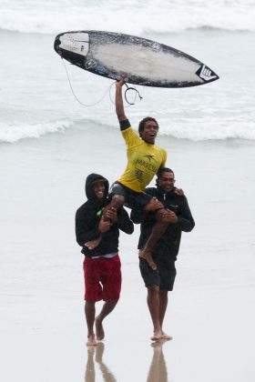 Victor Bernardo , Maresia Paulista de Surf Profissional 2015, Pitangueiras, Guarujá. Foto: João Carvalho.