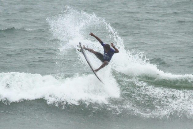 Victor Bernardo , Maresia Paulista de Surf Profissional 2015, Pitangueiras, Guarujá. Foto: João Carvalho.