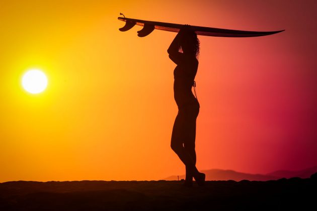 Carol Magalhães em mais uma belo por do sol na praia de La Punta, México. Foto: Marianna Piccoli.