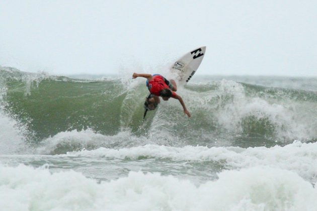 Eduardo Motta , Rip Curl Guarujaense 2015, Pitangueiras, Guarujá (SP). Foto: Silvia Winik.