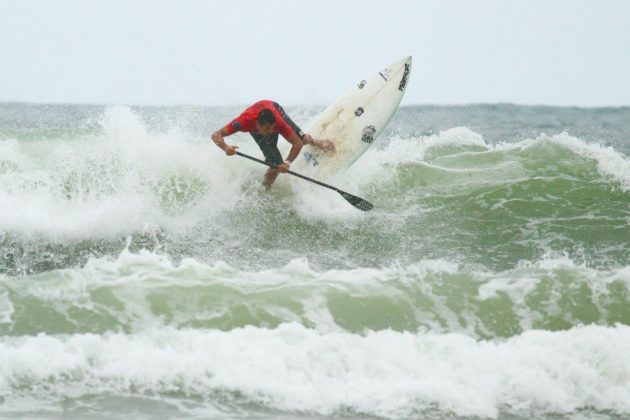 Eric Miyakawa , Rip Curl Guarujaense 2015, Pitangueiras, Guarujá (SP). Foto: Silvia Winik.