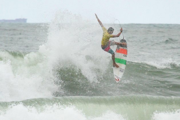 Gabriel André , Rip Curl Guarujaense 2015, Pitangueiras, Guarujá (SP). Foto: Silvia Winik.