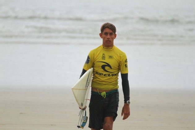 Giovani Pontes , Rip Curl Guarujaense 2015, Pitangueiras, Guarujá (SP). Foto: Silvia Winik.