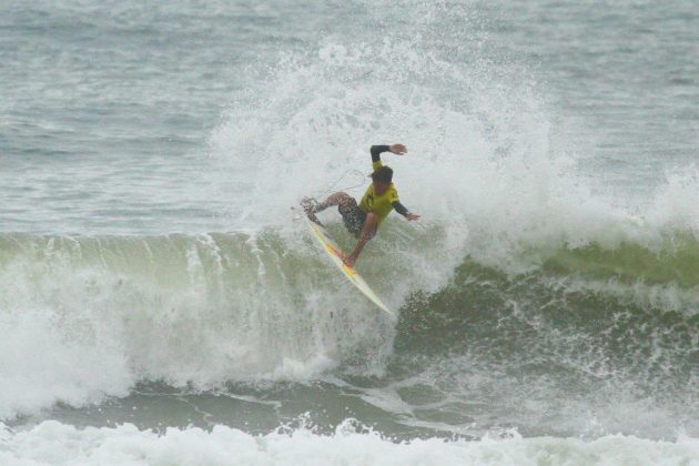 Giovani Pontes , Rip Curl Guarujaense 2015, Pitangueiras, Guarujá (SP). Foto: Silvia Winik.