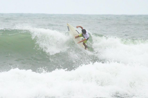 Mateus Mariano , Rip Curl Guarujaense 2015, Pitangueiras, Guarujá (SP). Foto: Silvia Winik.