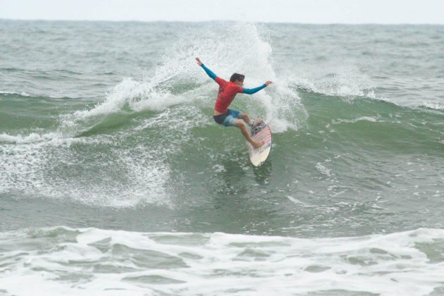 Wesley Moraes , Rip Curl Guarujaense 2015, Pitangueiras, Guarujá (SP). Foto: Silvia Winik.