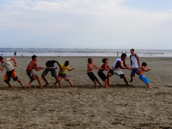 Cabo de guerra Escola de Surf de São Vicente,. Foto: Alex Costa.