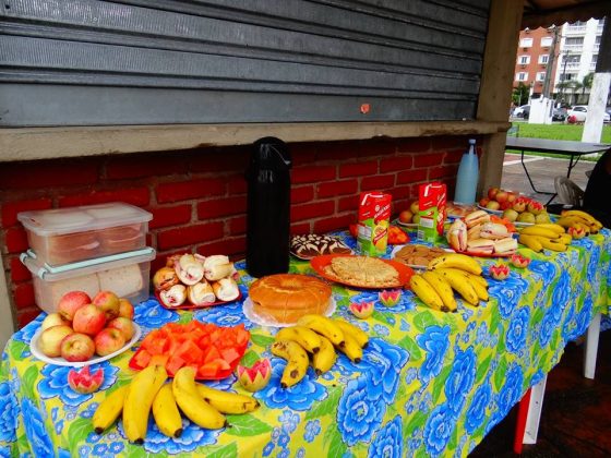 Mesa de frutas Escola de Surf de São Vicente,. Foto: Alex Costa.