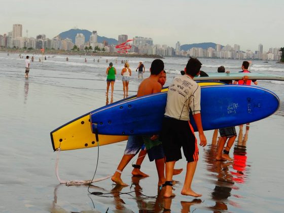 Sobrou tempo para o surf  Escola de Surf de São Vicente,. Foto: Alex Costa.