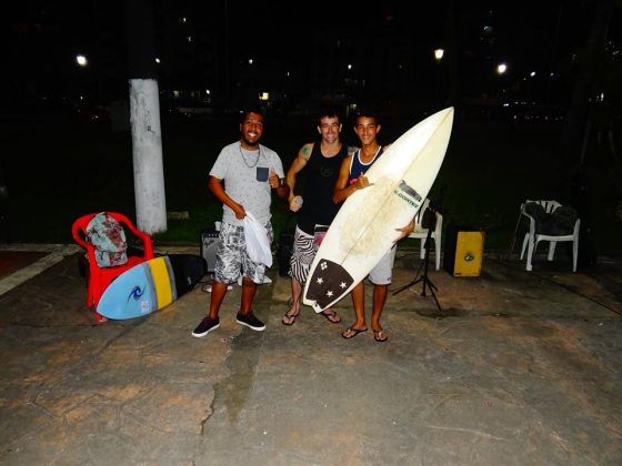 Vencedor do sorteio da prancha Escola de Surf de São Vicente,. Foto: Alex Costa.