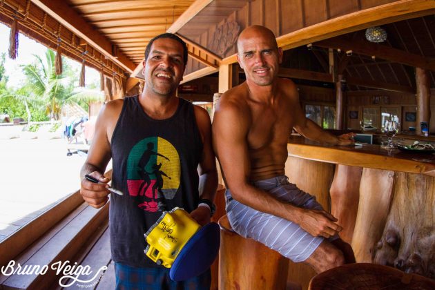 Bruno Veiga e Kelly Slater , Mentawai, Indonésia. Foto: Arquivo pessoal Veiga.