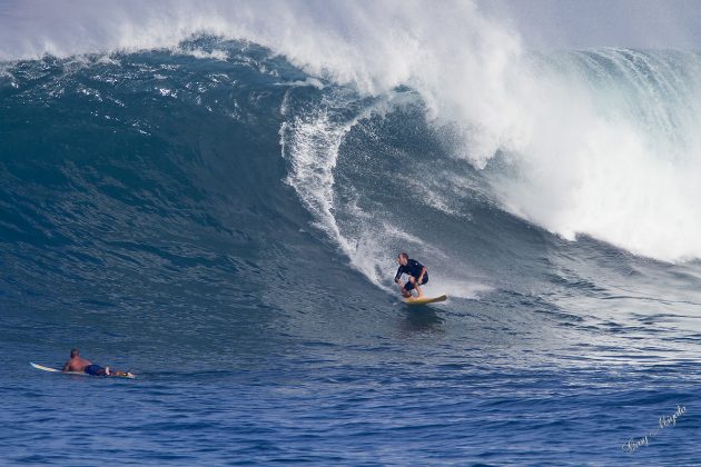 Chris Oros Waimea Bay, Hawaii. Foto: Gary Miyata.