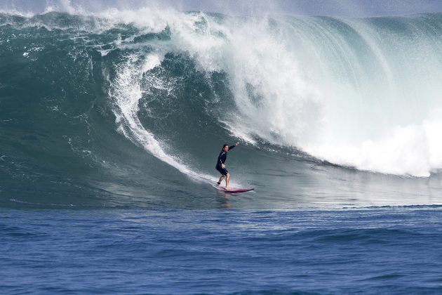 Ricardo Taveira  Waimea Bay, Hawaii. Foto: Gary Miyata.