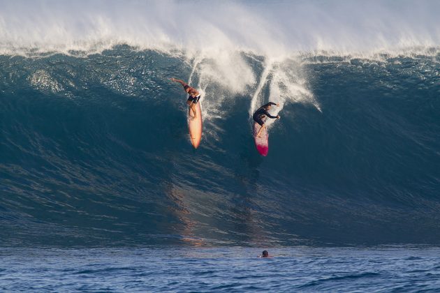 Ricardo Taveira (a direita)  Waimea Bay, Hawaii. Foto: Gary Miyata.